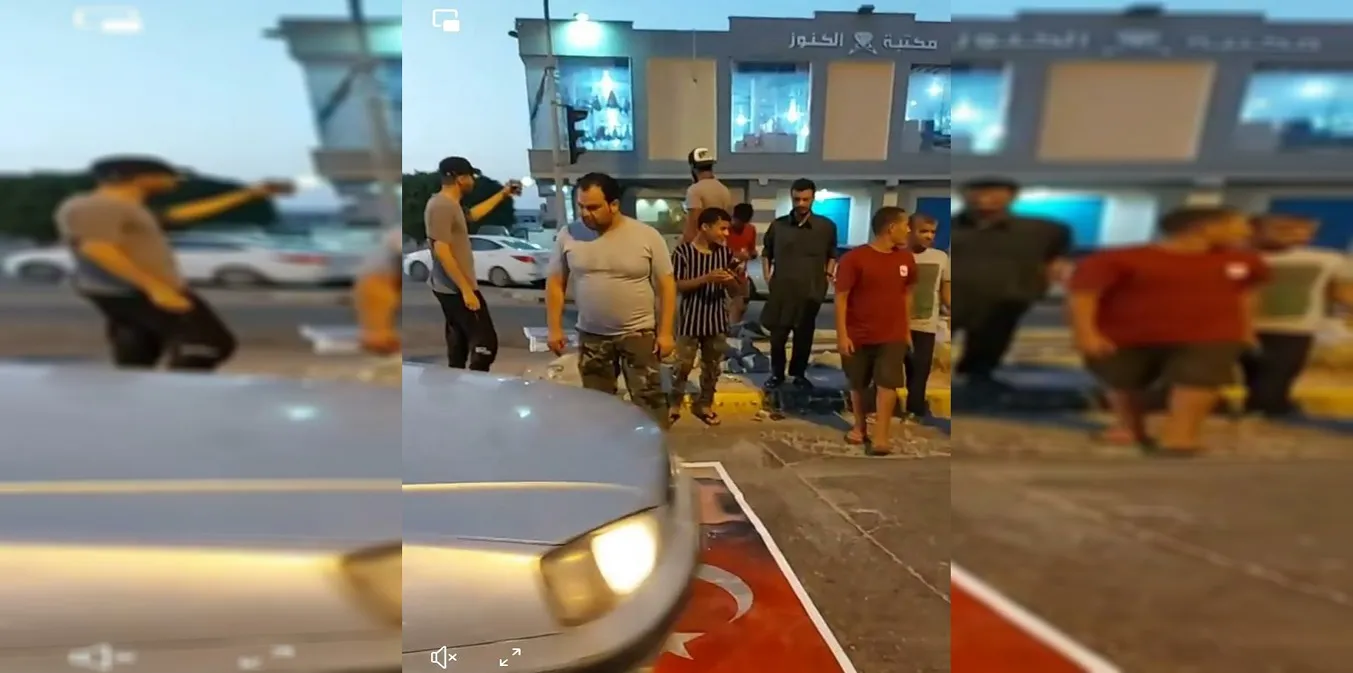 ​​​​​​​صور أردوغان تحت الأقدام في سرت الليبية اعتراضاً على إهانة حفتر