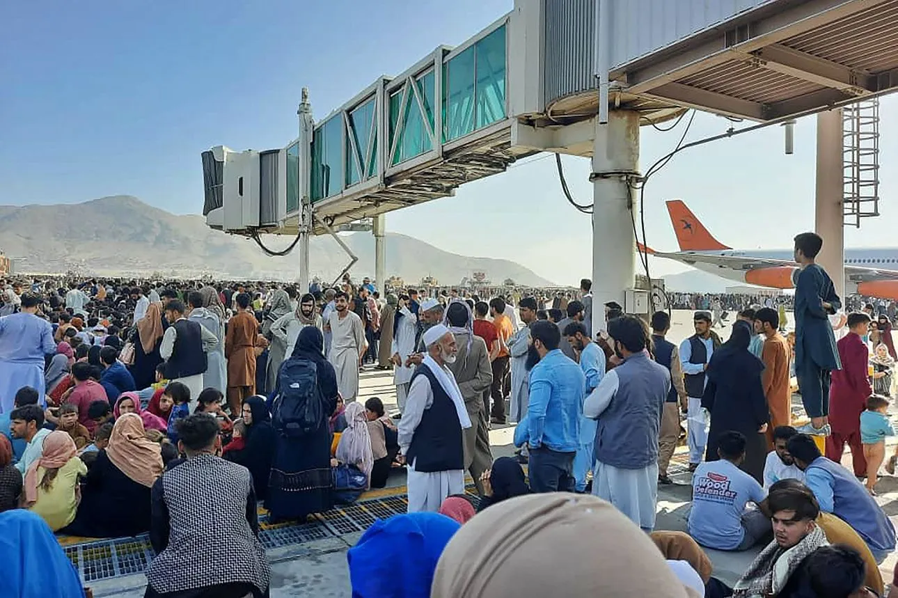 ​​​​​​​صحيفة أميركية: مقتل ثلاثة في مطار كابول بينما يتدافع الأفغان للهروب من طالبان