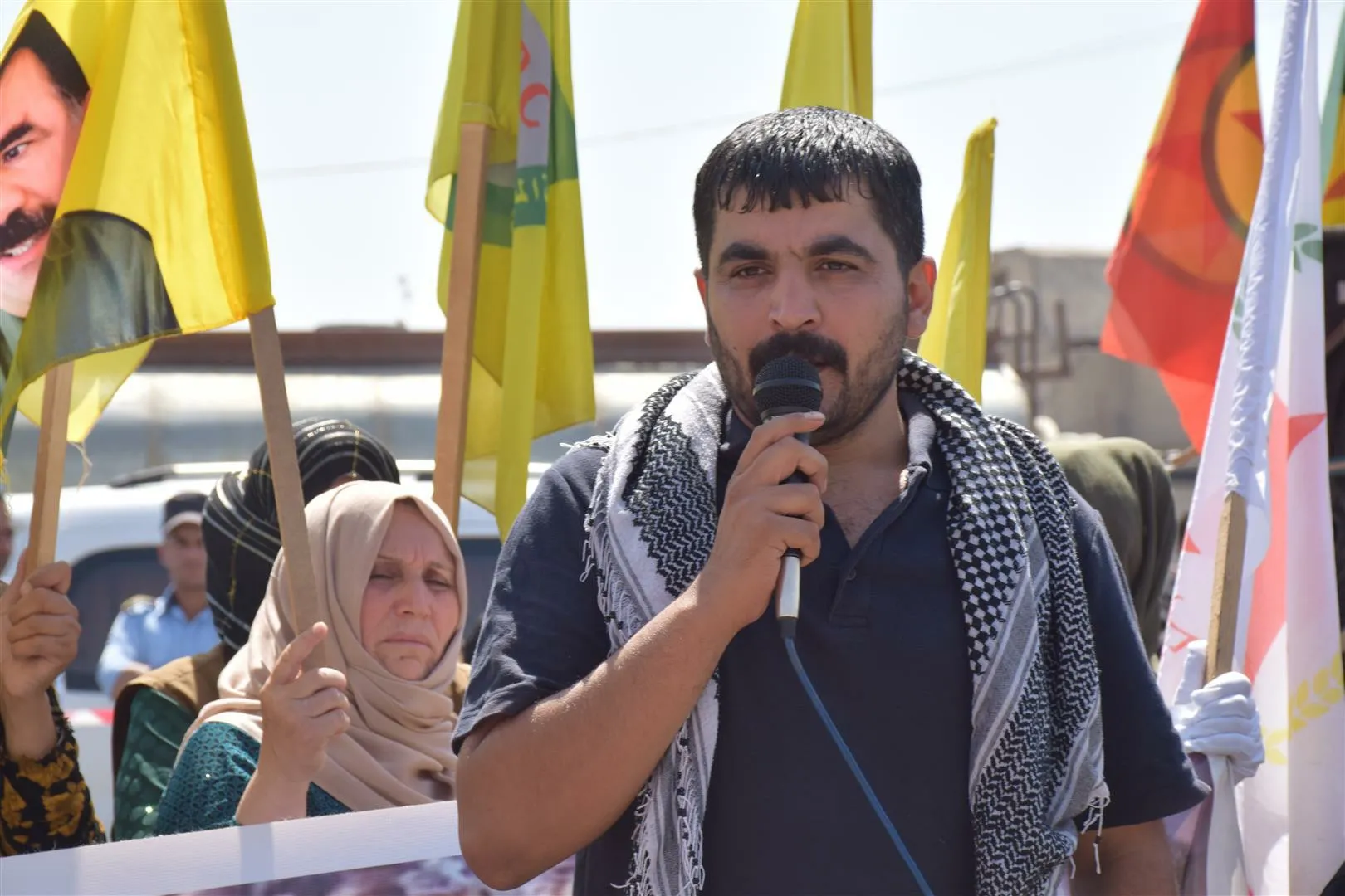 الألاف في الحسكة يتظاهرون ضد الخيانة والاحتلال ويؤكدون دعمهم للكريلا
