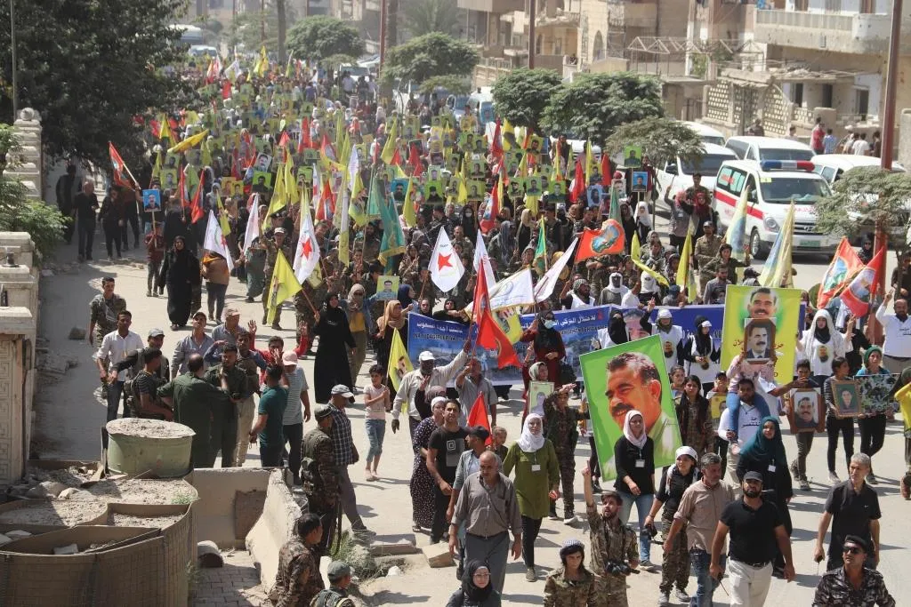 أهالي الرقة يطالبون بالحرية الجسدية للقائد عبدالله أوجلان ويدينون هجمات تركيا