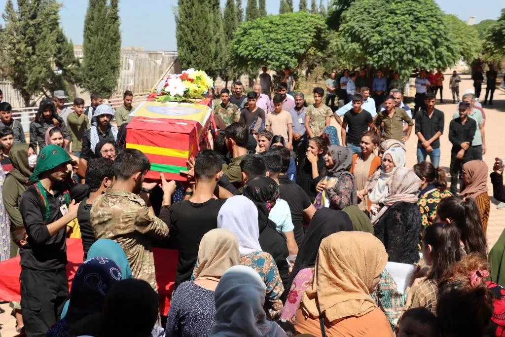المئات يودعون جثمان الشهيد أحمد الى مثواه الأخير في مزار الشهيد رستم جودي
