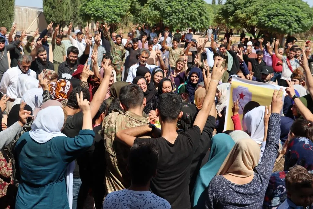 المئات يودعون جثمان الشهيد أحمد الى مثواه الأخير في مزار الشهيد رستم جودي
