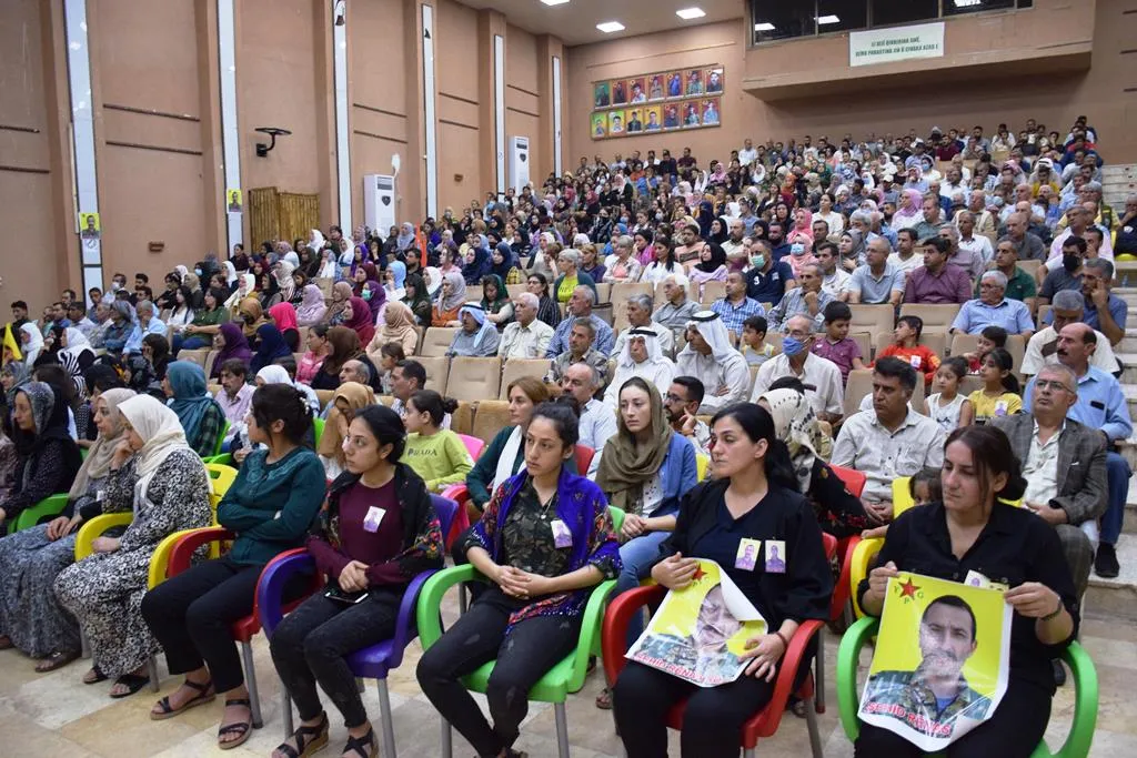المئات يعزون بالشهيدين ريناس روج وعكيد كركي لكي