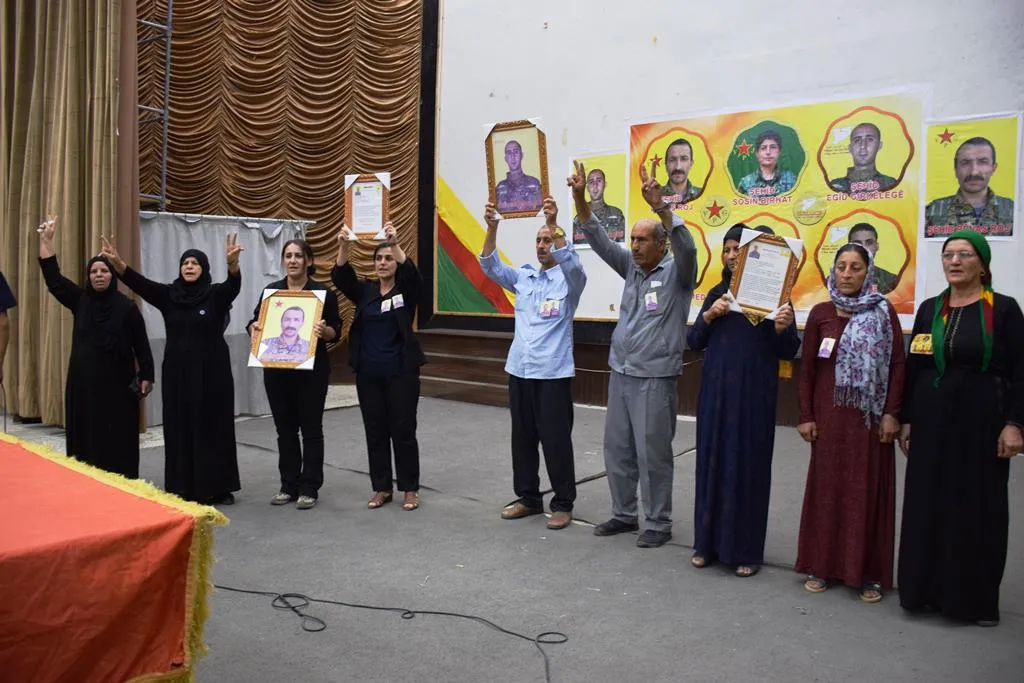 المئات يعزون بالشهيدين ريناس روج وعكيد كركي لكي
