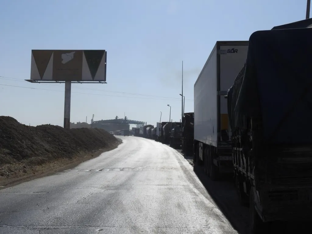 ANHA ترصد حركة المدنيين على طريق M4 بعد يوم من القصف