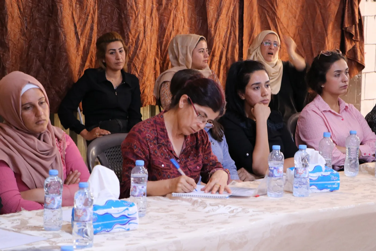 ​​​​​​​النساء والمهجرات في الشهباء يناقشن أسباب ودوافع قتل المرأة خلال ندوة حوارية