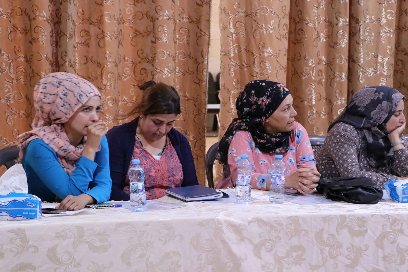 ​​​​​​​النساء والمهجرات في الشهباء يناقشن أسباب ودوافع قتل المرأة خلال ندوة حوارية