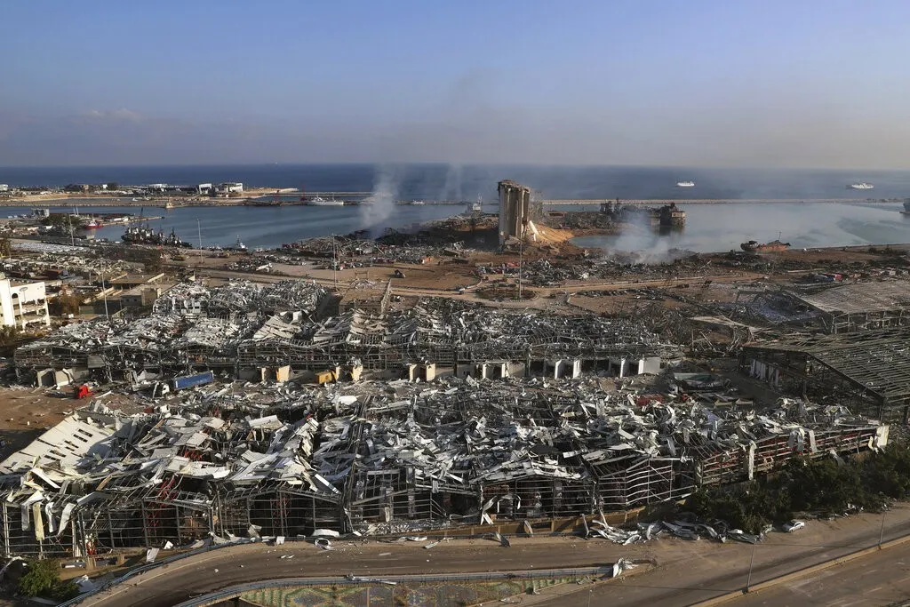 انفجار مرفأ بيروت: مذكرة إحضار بحق دياب