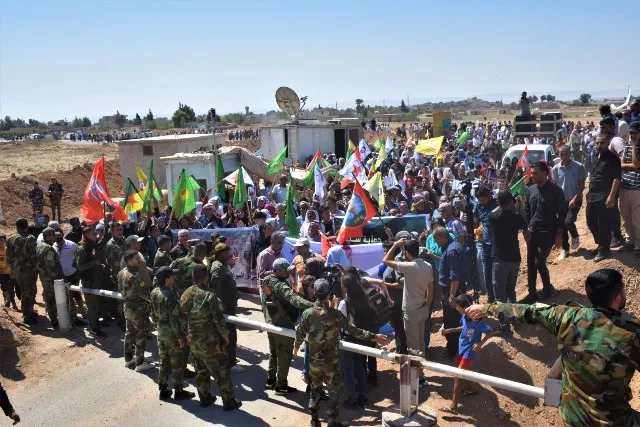 المئات من أهالي زركان وتل تمر والدرباسية يحتجون أمام القاعدة الروسية في تل تمر
