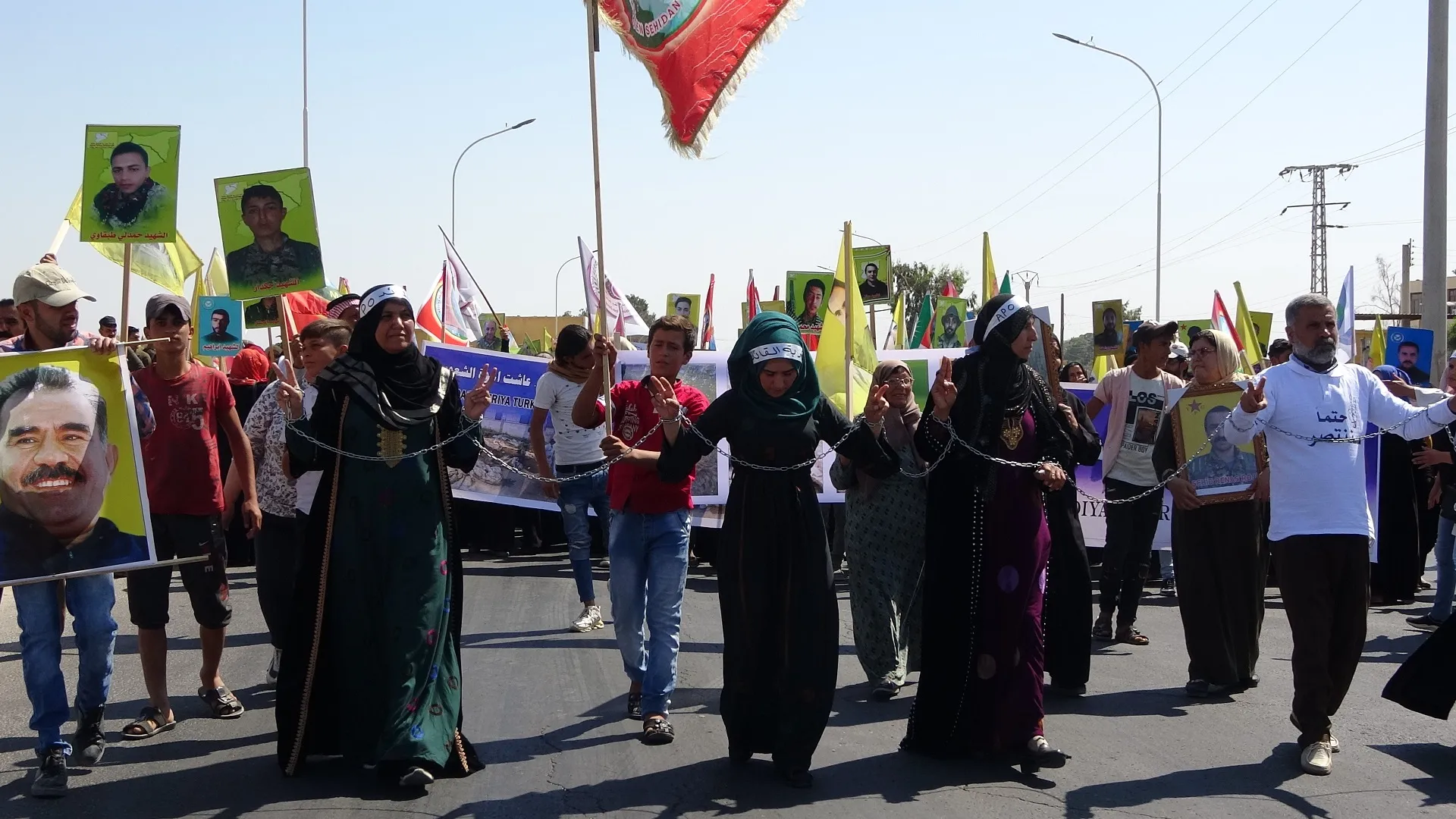 ​​​​​​​أهالي الطبقة ينددون بالعزلة المفروضة على القائد أوجلان ويستنكرون الهجمات التركية