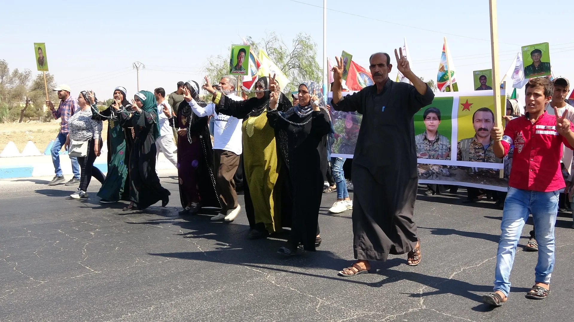 ​​​​​​​أهالي الطبقة ينددون بالعزلة المفروضة على القائد أوجلان ويستنكرون الهجمات التركية