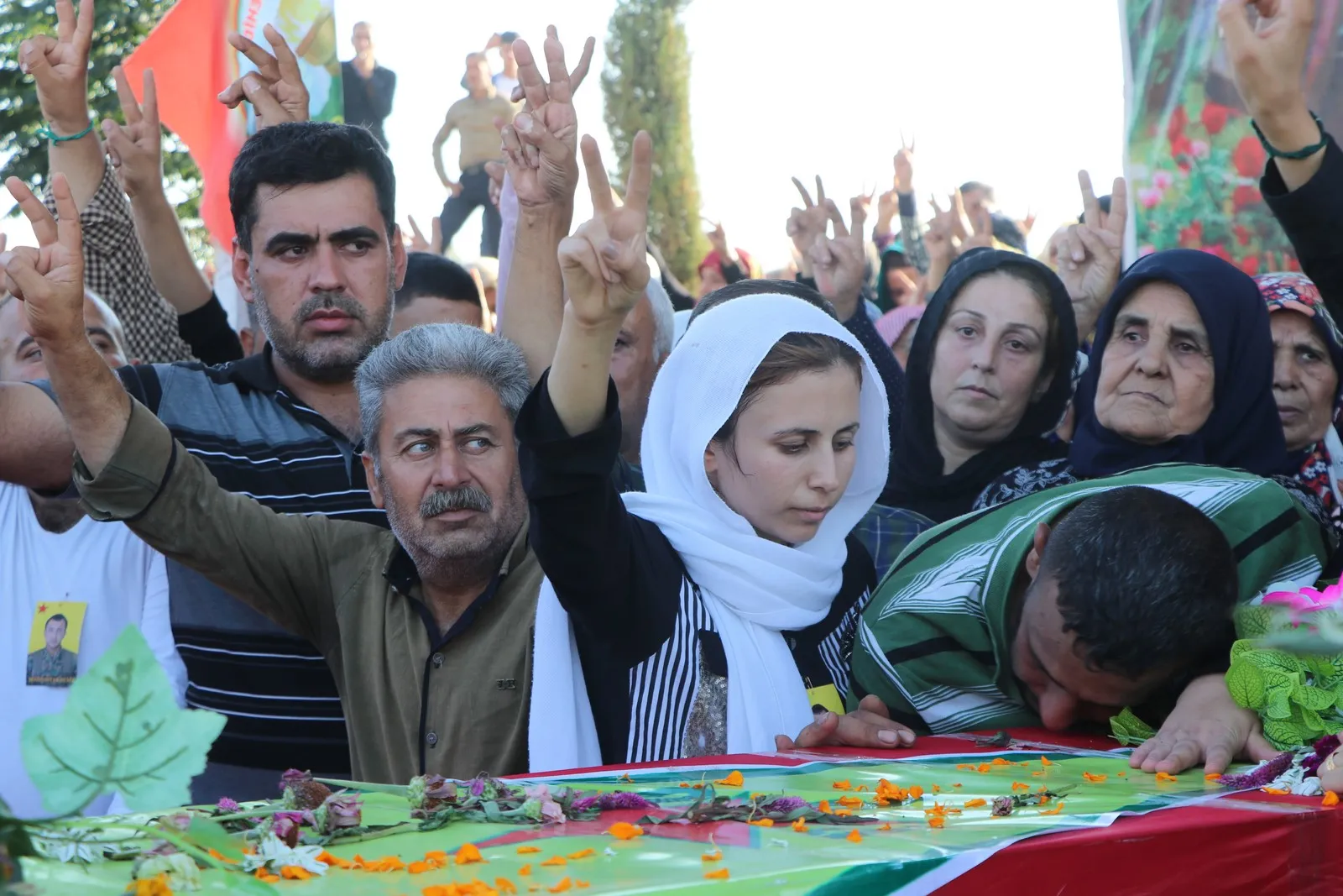 أهالي عفرين والشهباء يشيعون جثمان الشهيد شيار دنيز