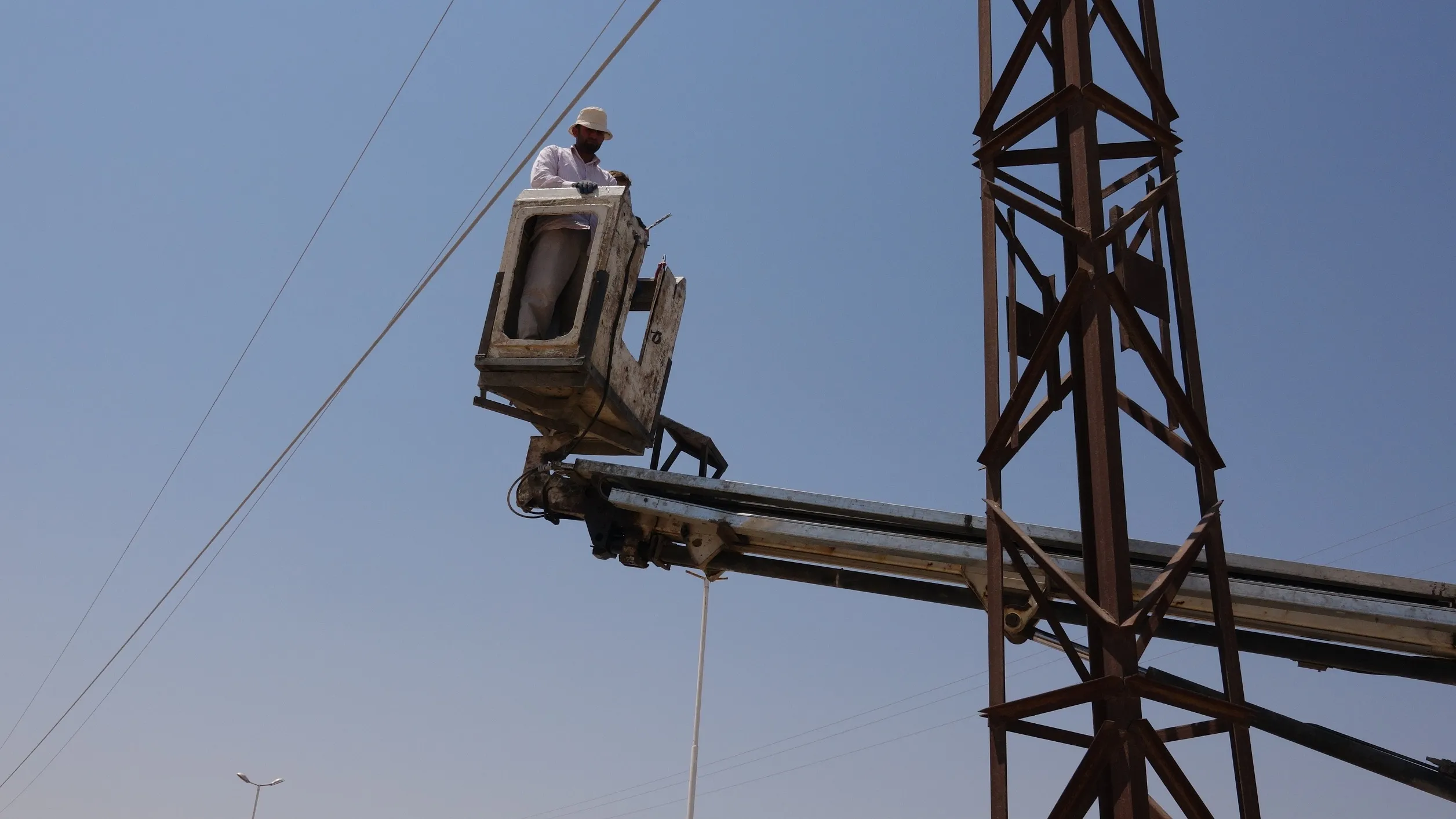 ​​​​​​​مديرية كهرباء الطبقة تُؤهل خطاً كهربائياً يغذي الأحياء الغربية للمدينة