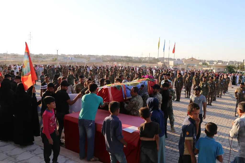 ​​​​​​​أهالي منبج يشيعون جثمان الشهيد ويس عباس المصطفى إلى مثواه الأخير