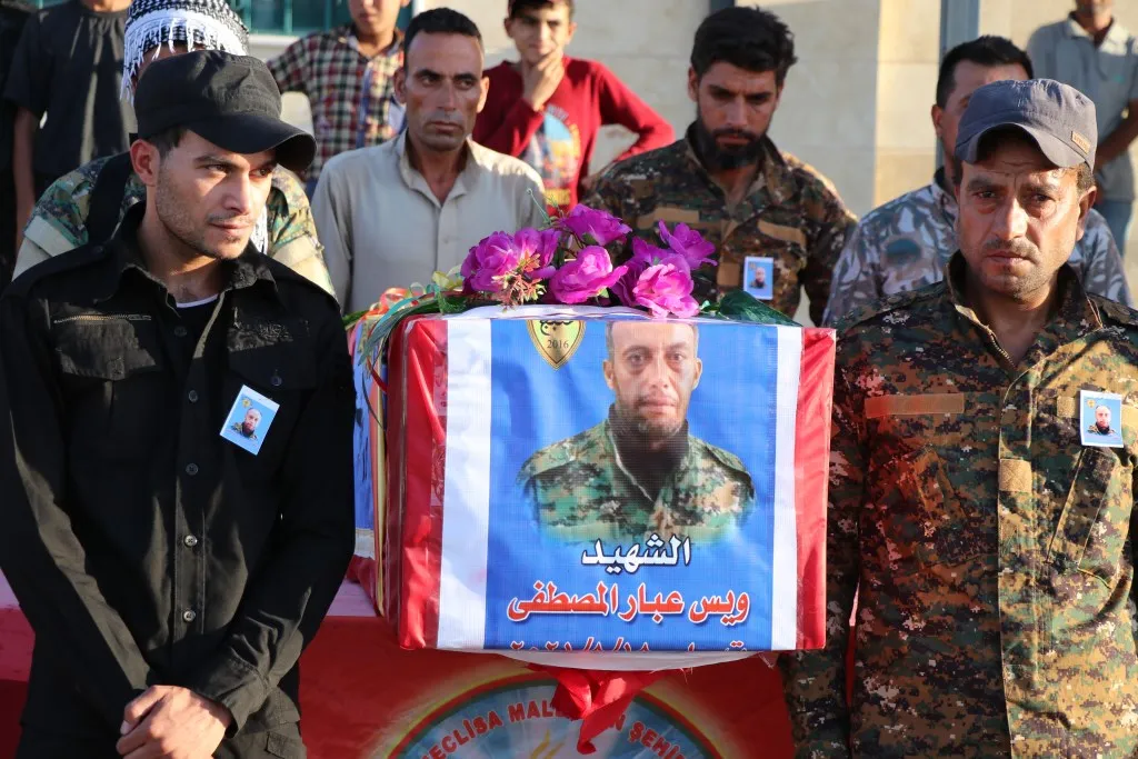 ​​​​​​​أهالي منبج يشيعون جثمان الشهيد ويس عباس المصطفى إلى مثواه الأخير