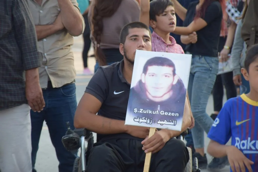 جرحى الحرب في مقاطعة كوباني ينظمون مظاهرة استنكاراً لهجمات الاحتلال التركي لدار الجرحى