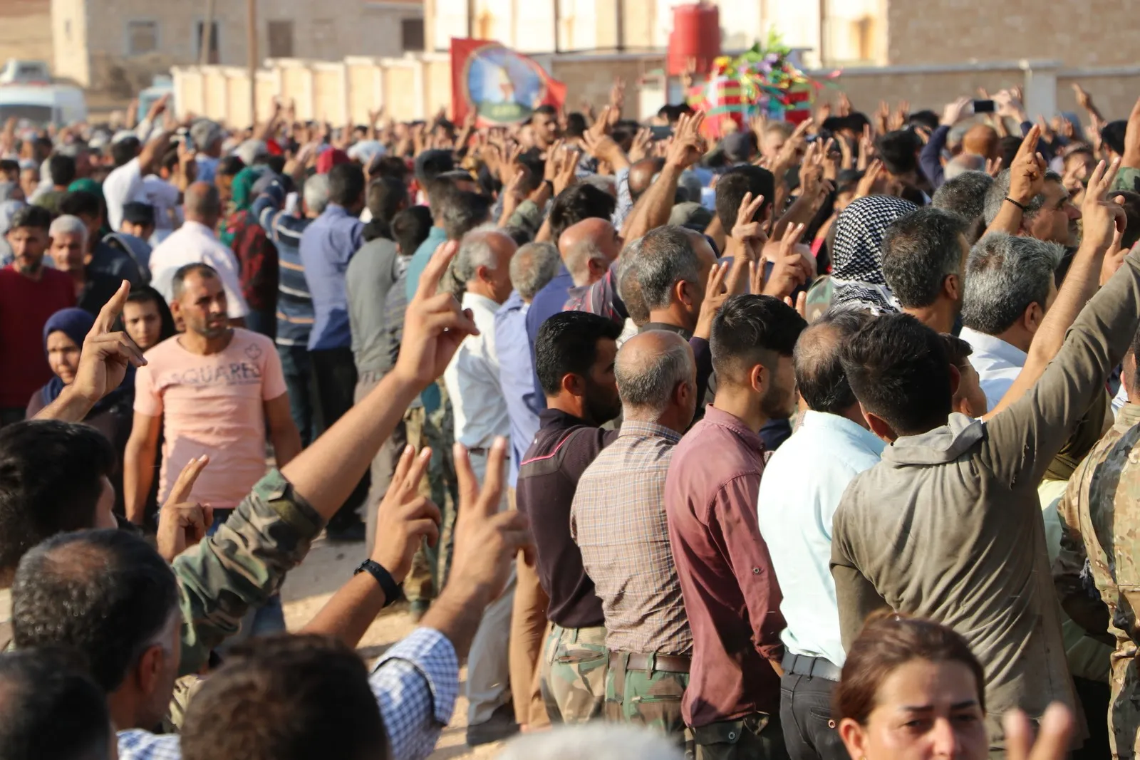 ​​​​​​​تنفيذاً لوصيتها... أهالي عفرين يودعون ابنتهم الشهيدة سوسن بيرهات بالدف والمزمار