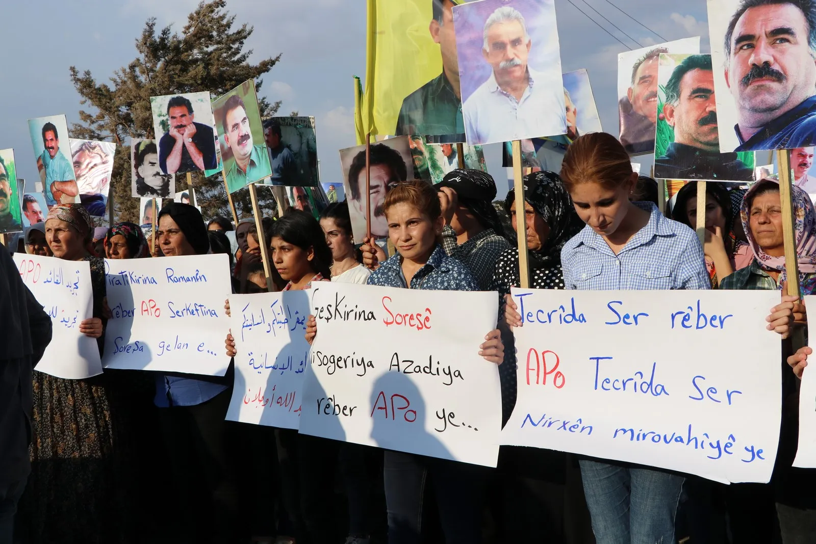 ​​​​​​​أهالي إقليم عفرين يتظاهرون تنديداً بالعزلة المشددة المفروضة على القائد أوجلان