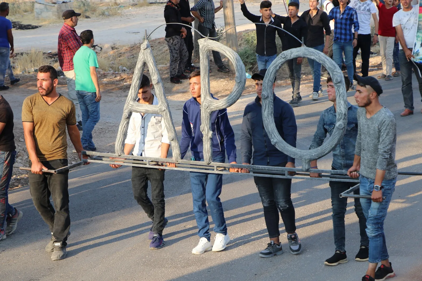 ​​​​​​​أهالي إقليم عفرين يتظاهرون تنديداً بالعزلة المشددة المفروضة على القائد أوجلان