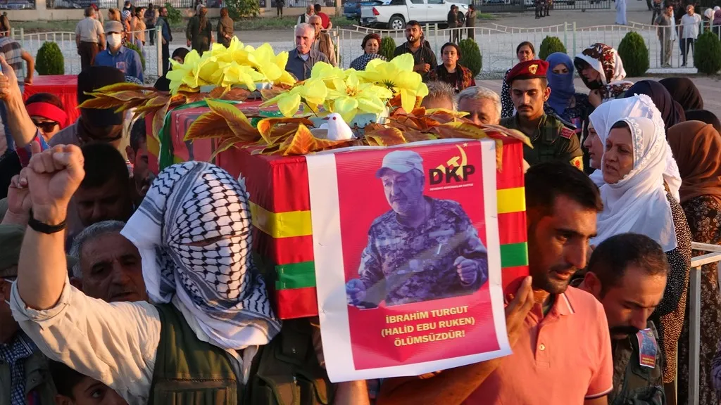 ​​​​​​​أهالي ديرك يجددون العهد للشهداء في مراسم تشييع الشهيد ابراهيم تورغوت