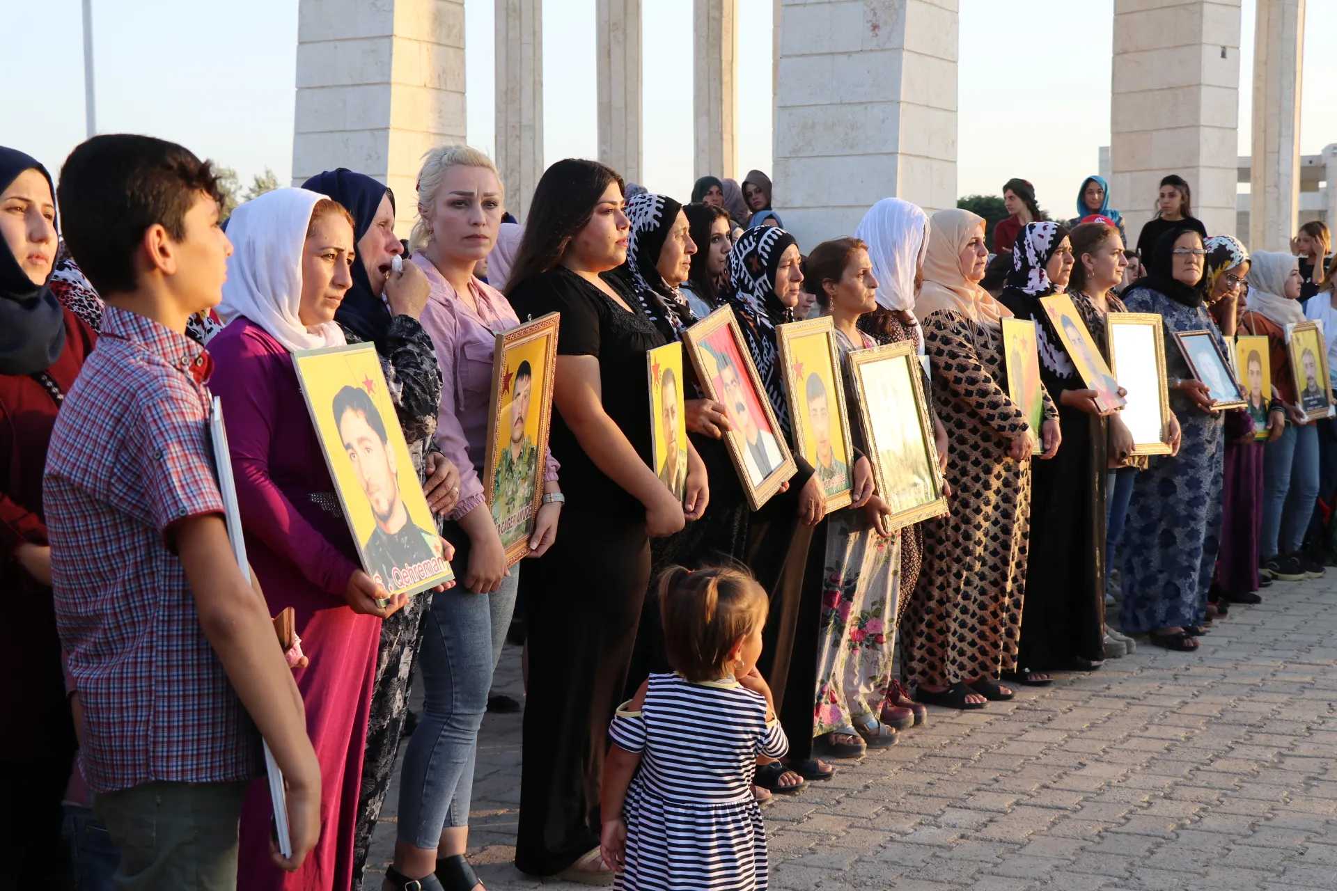 تخليداً لذكراهم.. أهالي عامودا يستذكرون شهداء شهر آب