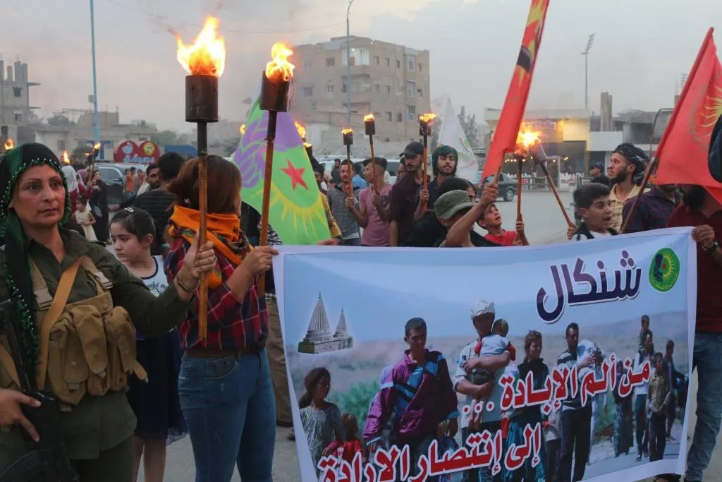 الشبيبة الثورية واتحاد المرأة الشابة ينظمان مسيرة استذكاراً لمجزرة شنكال