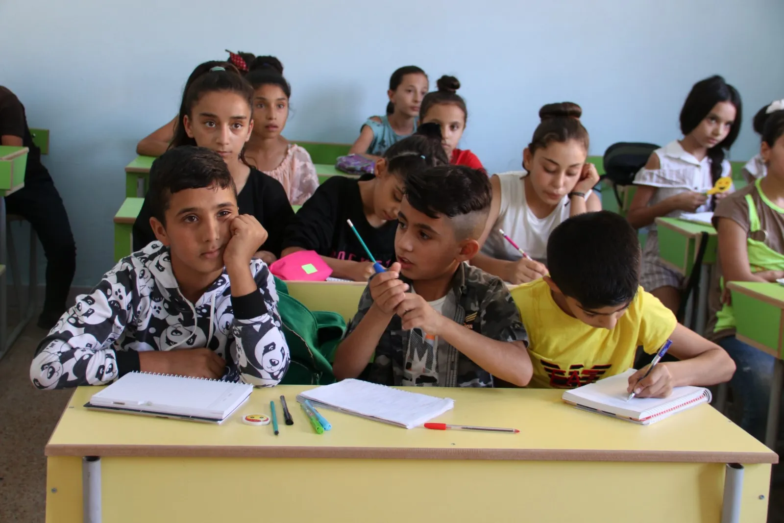 افتتاح أول مدرسة لتدريس منهاج الإدارة الذاتية للمكونين العربي والكردي في حلب