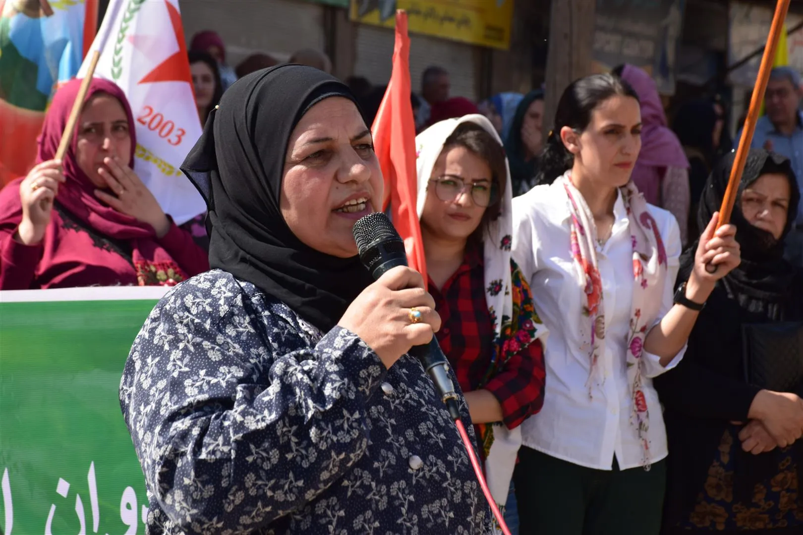 الآلاف في مدن مقاطعة قامشلو يتظاهرون ضد الهجمات التركية على كردستان
