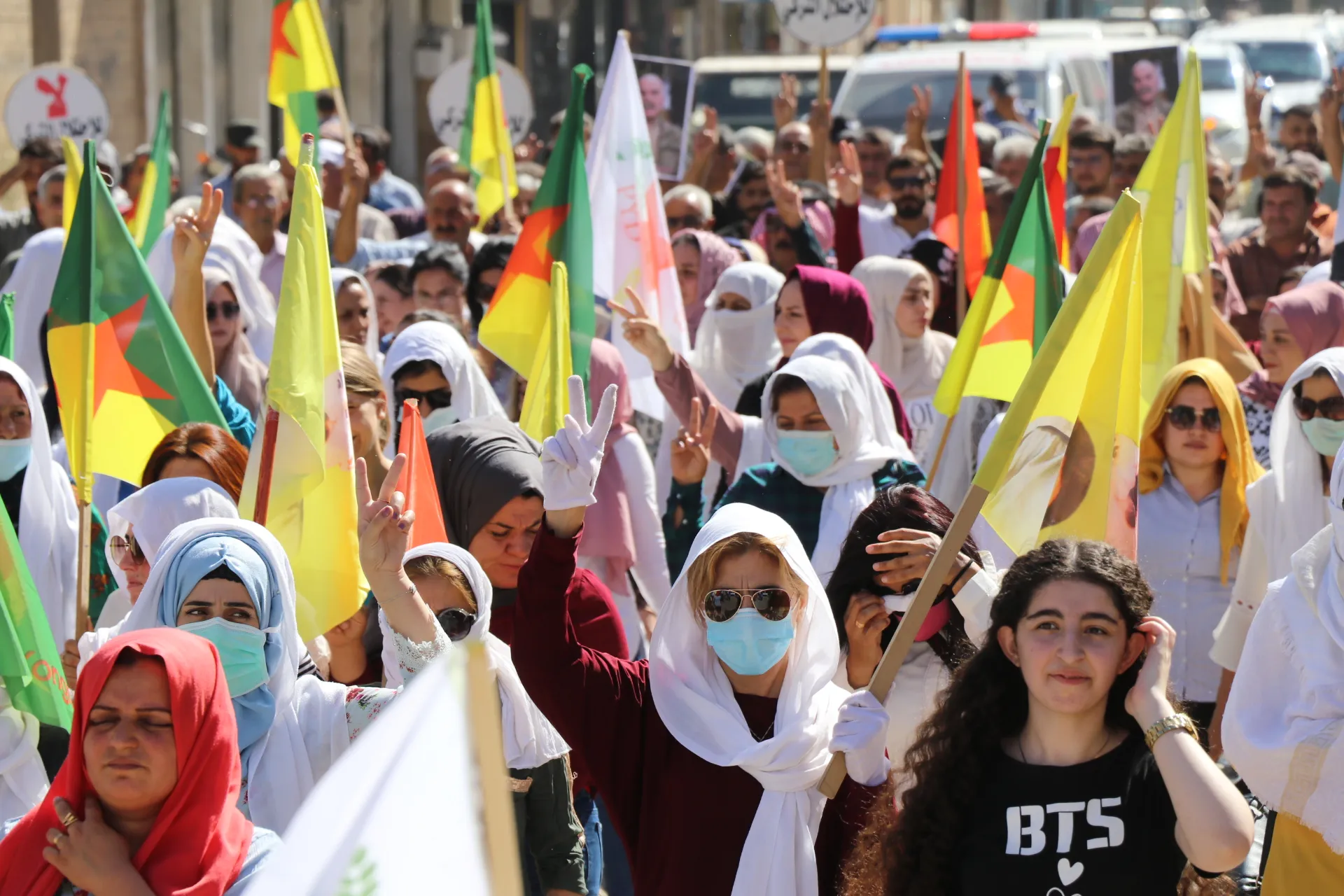 الآلاف في مدن مقاطعة قامشلو يتظاهرون ضد الهجمات التركية على كردستان