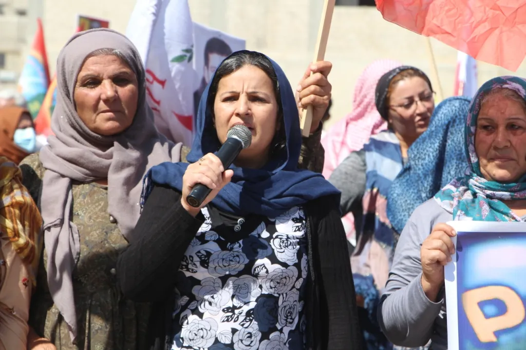 ​​​​​​​المئات في كوباني يتظاهرون ضد خيانة PDK: قاتل شهداء جبال زندورا هو برزاني