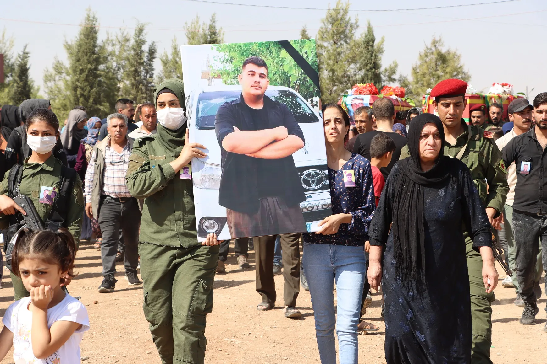 ​​​​​​​أهالي قامشلو يشيعون شهيدين ضمن مراسم تراعي الظروف الصحية