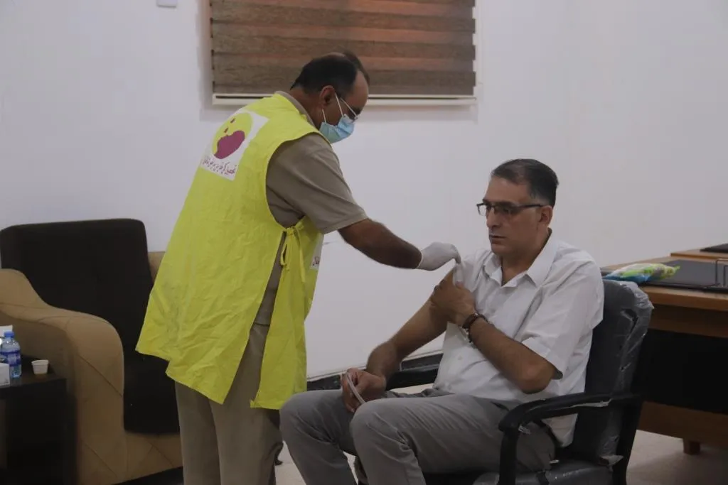 ​​​​​​​أعضاء المجلس التنفيذي في الإدارة الذاتية لشمال وشرق سوريا يتلقّون لقاح كورونا