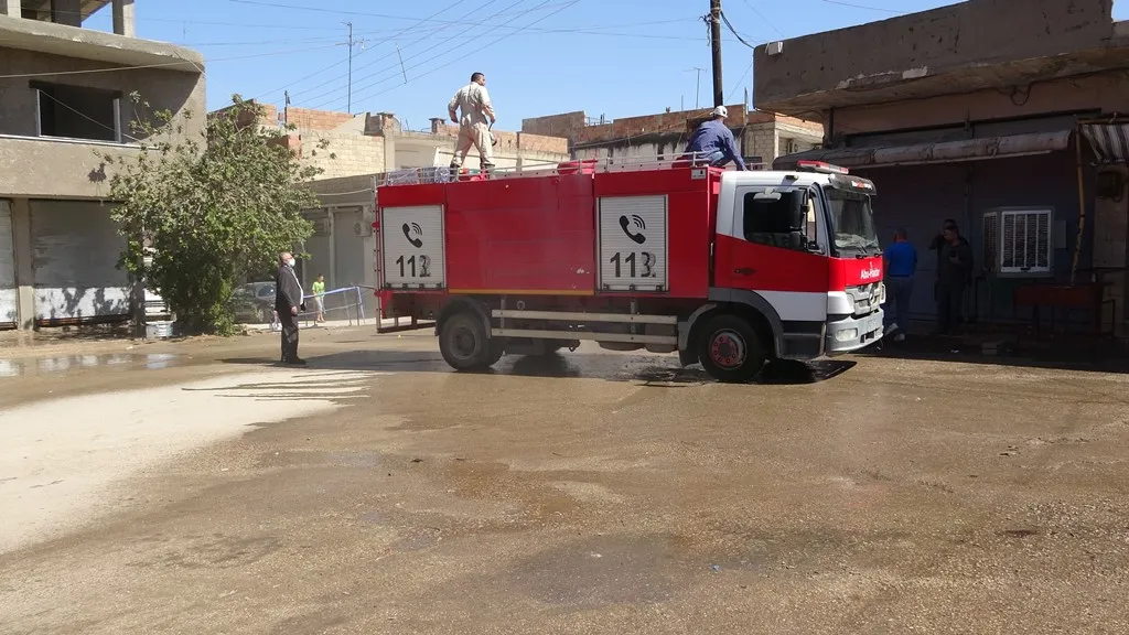 مع دخول الحظر يومه الثالث.. بلدية ديرك تعقم الشوارع والمؤسسات