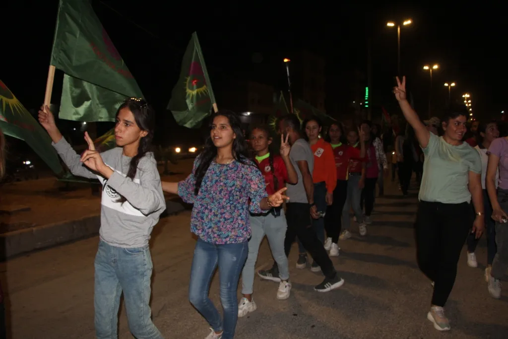 مسيرة للشبيبة الثورية في كوباني تندد بـ "خيانة PDK"