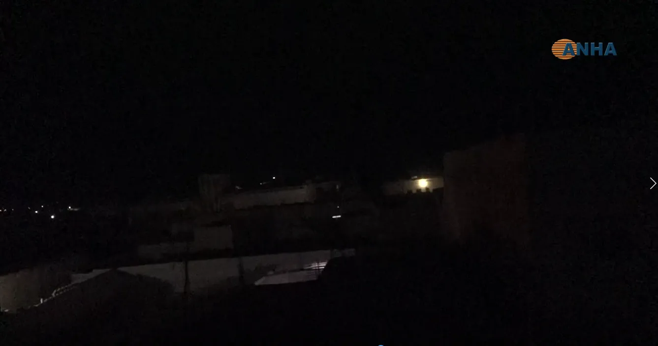 الاحتلال التركي يقصف الطريق الدولي ومطعم صقر بريف عين عيسى