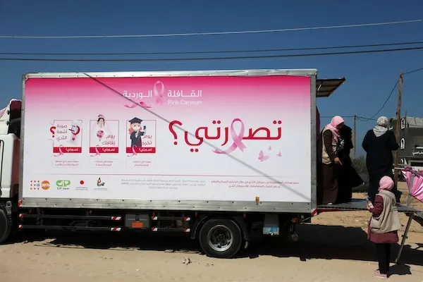"القافلة الوردية".. مبادرة في غزة لزيادة التوعية بمرض سرطان الثدي