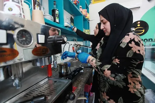 سيدة فلسطينية في غزة تتجاوز البطالة وعتبة العادات وتفتتح مقهى خاصًّا بها
