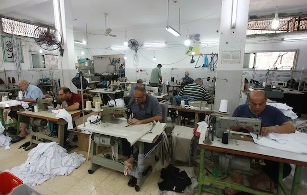 مصانع غزة تعود ببطء للعمل بعد توقف طويل إثر الحرب وتشديد الحصار