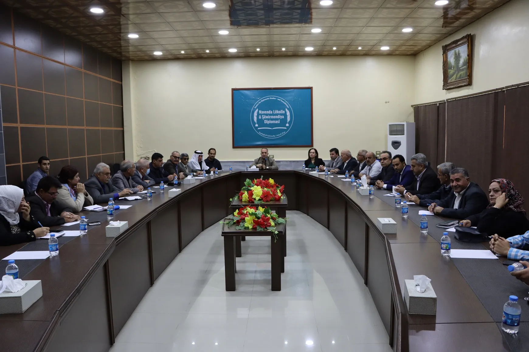 ​​​​​​​الإدارة الذاتية تناقش آخر المستجدات السياسية والخدمية في المنطقة مع الأحزاب السياسية