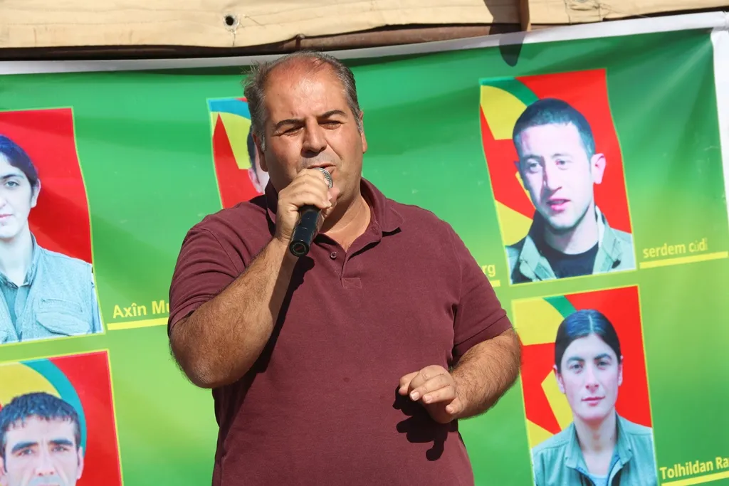 ​​​​​​​مقاطعة قامشلو بكردها وعربها وسريانها تستنكر المؤامرة الدولية وتطالب بالحرية الجسدية للقائد