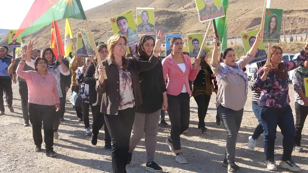اعتصام سيمالكا.. المعلمون والمعلمات ينددون بخيانة PDK ويطالبون بتسليم جثامين الشهداء