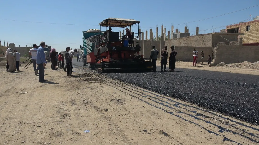 مكتب خدمات دير الزور ينهي أعمال مشروع تعبيد طريق هجين الباغوز