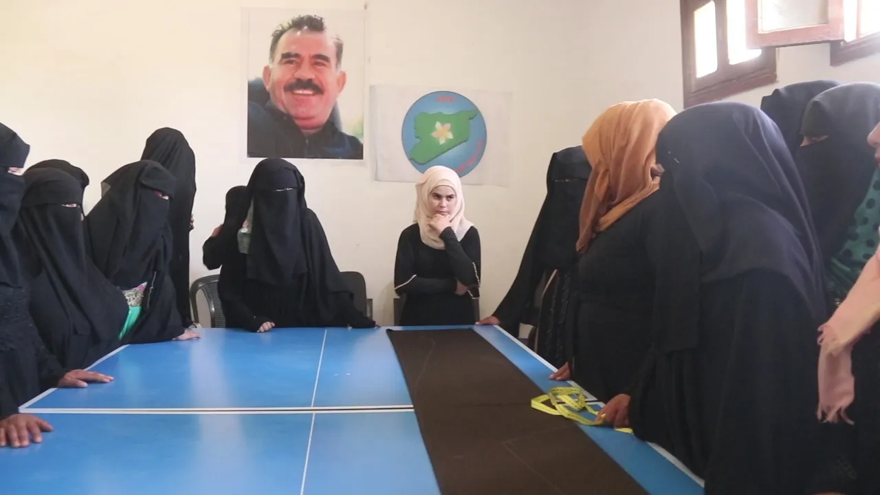 اتحاد المرأة الشابة يفتتح دورة تدريبية على الخياطة والنسيج للنساء بريف دير الزور الغربي