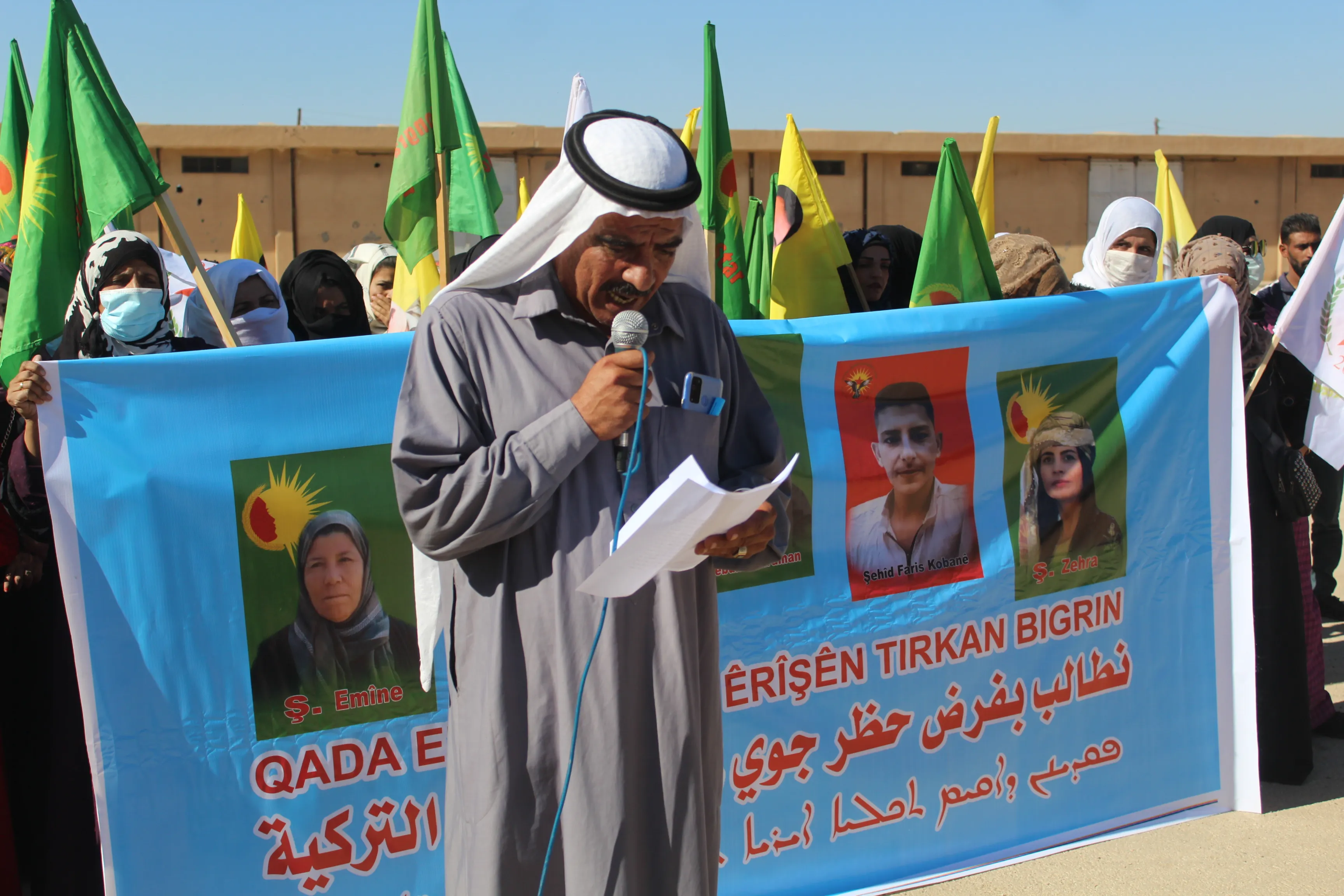 المئات يطالبون بفرض حظر جوي على شمال وشرق سوريا ويطالبون PDK بتسليم جثامين الشهداء