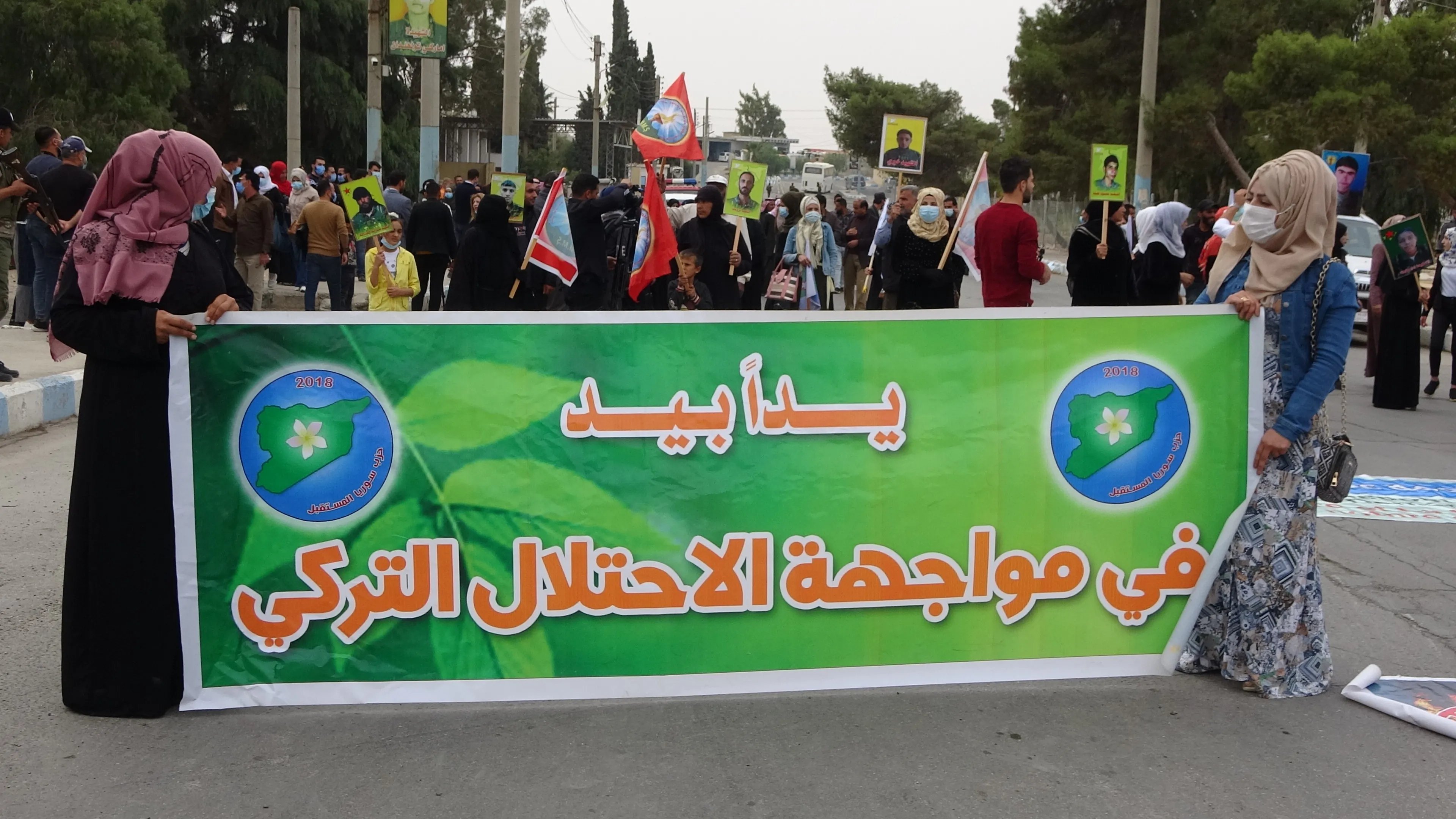 نساء الطبقة يتظاهرن ضد الهجمات التركية على شمال وشرق سوريا وباشور