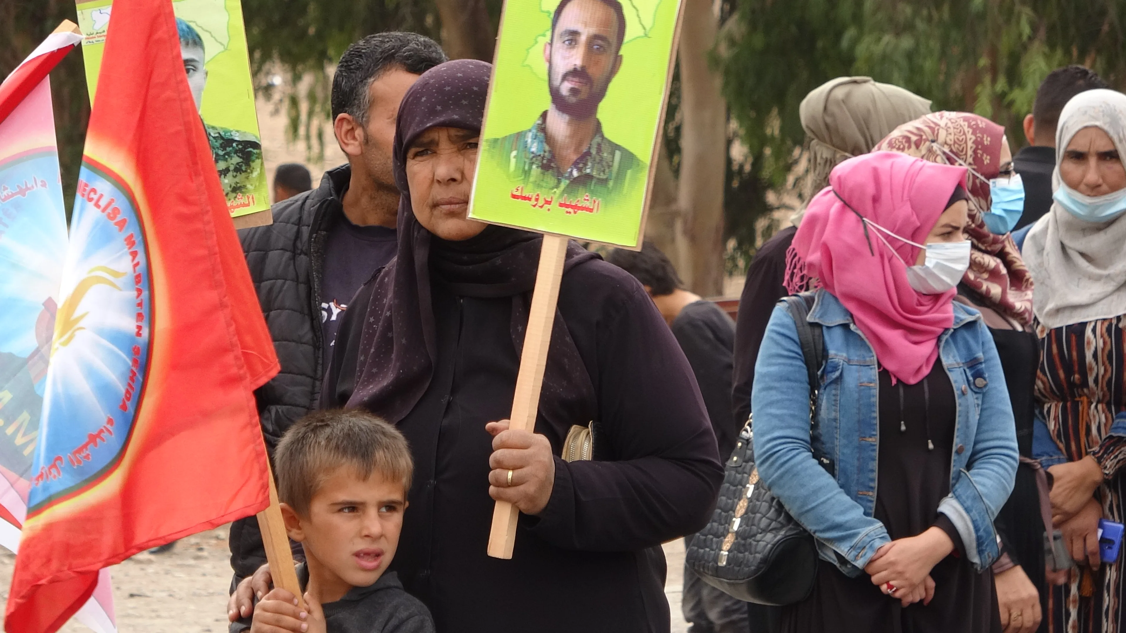 نساء الطبقة يتظاهرن ضد الهجمات التركية على شمال وشرق سوريا وباشور