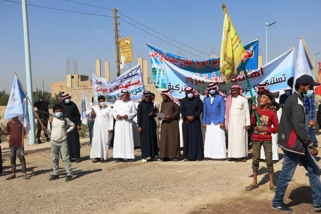 أهالي ريف دير الزور الشرقي يتظاهرون ضد الاحتلال التركي والمؤامرة الدولية