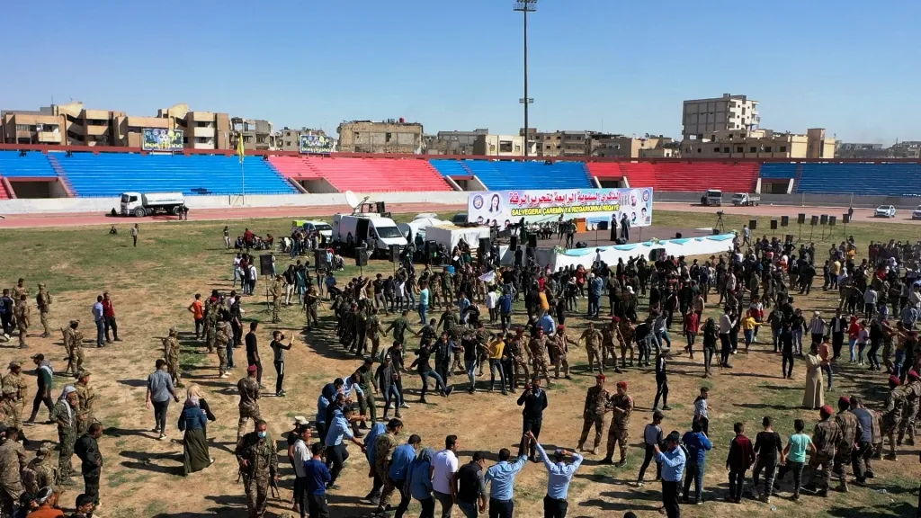أهالي الرقة يختتمون احتفالية الذكرى الرابعة لتحرير مدينتهم بفقرات فنية وغنائية