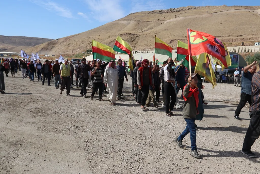 من تحت خيمة الاعتصام.. حزب الخضر واتحاد المقاولين والسائقين يدينون