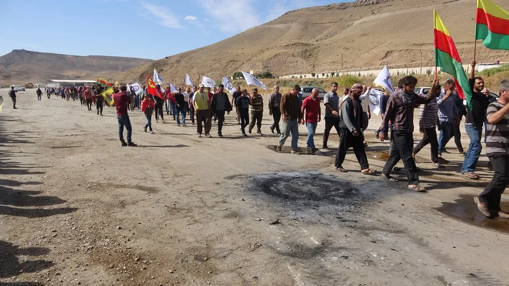 من تحت خيمة الاعتصام.. حزب الخضر واتحاد المقاولين والسائقين يدينون